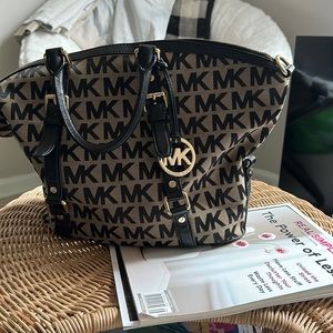 Micheal Kors Handbag. Versatile color which matcha everything!